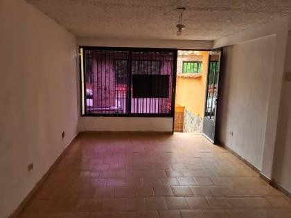 Alquilo local comercial urbanización La Esmeralda. Cerca del Centro Comercial La Esmeralda.