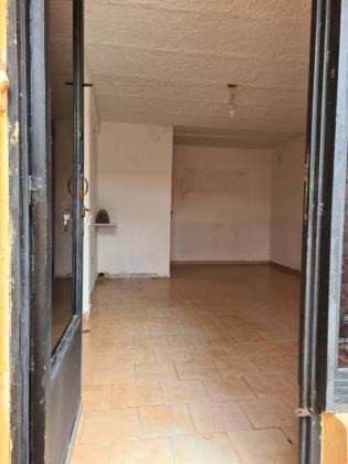 Alquilo local comercial urbanización La Esmeralda. Cerca del Centro Comercial La Esmeralda.