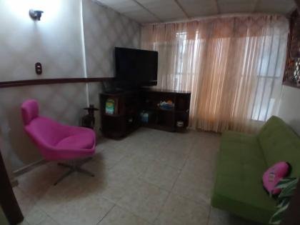 CASA de dos Niveles en la Urb. La Esmeralda, a REMODELAR