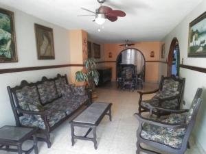 CASA de dos Niveles en la Urb. La Esmeralda, a REMODELAR