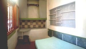 HABITACIÓN SENCILLA en ANEXO INDEPENDIENTE y EXCLUSIVO con ACCESO DIRECTO DESDE VIALIDAD.