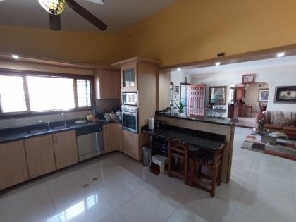 Casa en calle cerrada en Valles de Camoruco