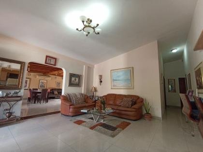 Casa en calle cerrada en Valles de Camoruco