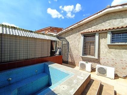 Casa en calle cerrada en Valles de Camoruco