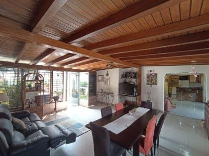 Casa en calle cerrada en Valles de Camoruco