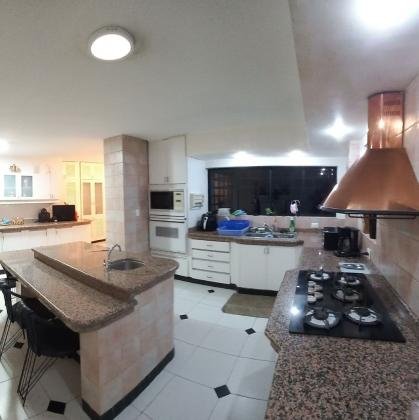 SE VENDE CASA UBICADA AL PIE DEL ÁVILA