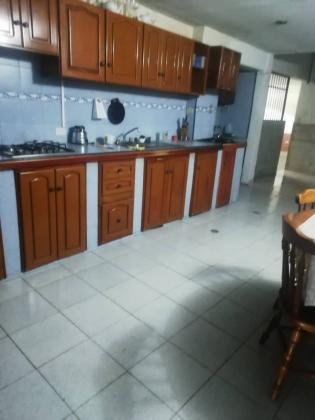 Alquilo habitación A dama sola que trabaje en  La Urb. La Esmeralda, San Diego Ubicado Cerca del Centro Comercial La Esmeralda